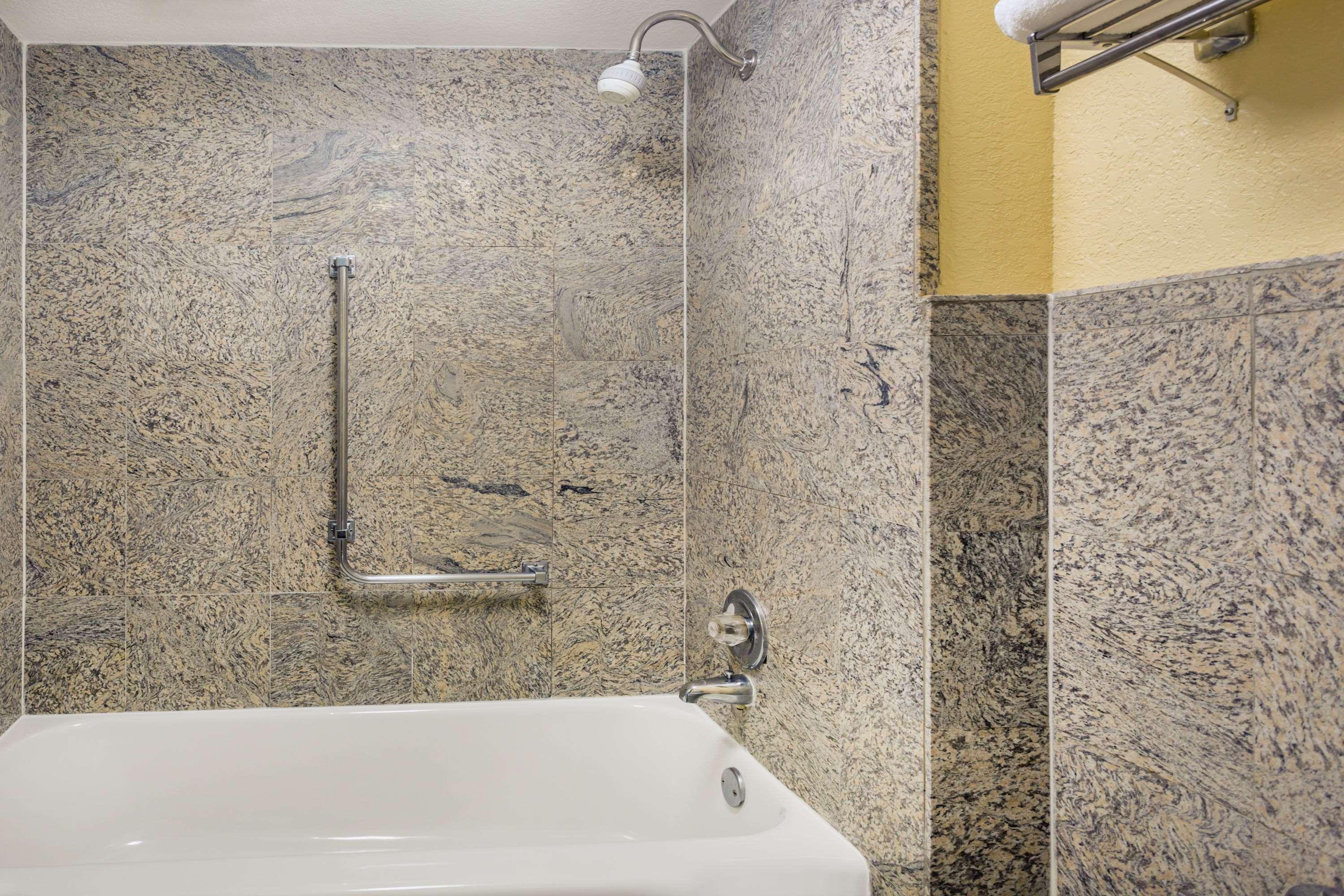 Days Inn By Wyndham Asheville/Mall Zewnętrze zdjęcie