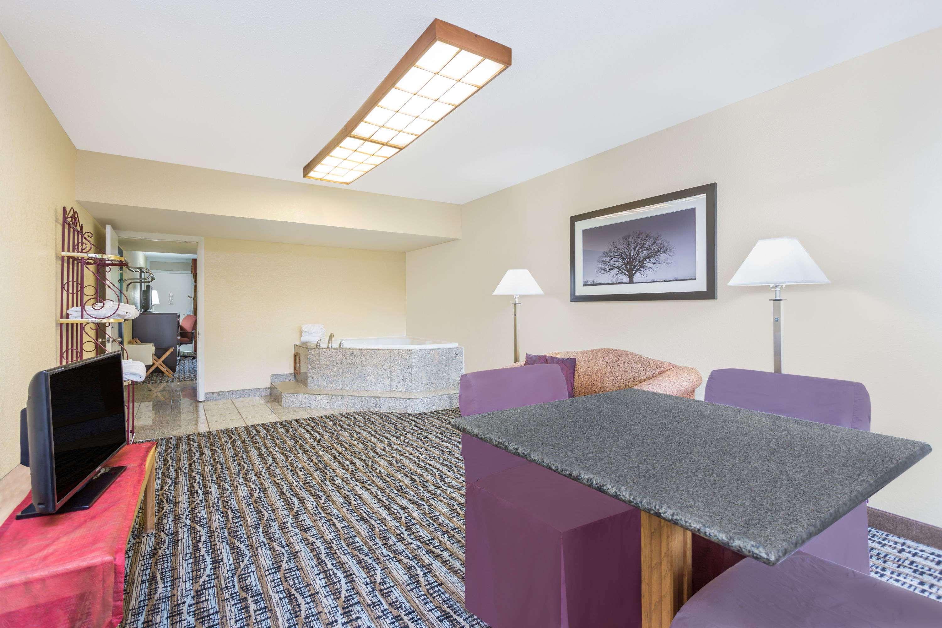Days Inn By Wyndham Asheville/Mall Zewnętrze zdjęcie